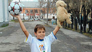 Spielzeug und Fußbälle: Geschenke für die Kinder im russischen Suchoi Log © privat