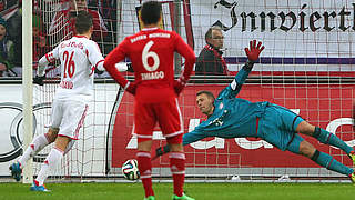 Musste drei Gegentreffer hinnehmen: Bayerns Torhüter Manuel Neuer (r.) © Bongarts/GettyImages