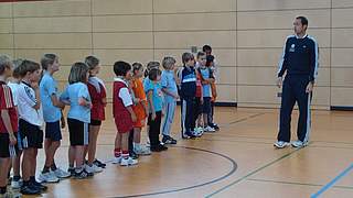 Kinder in der Schule wollen Fußball spielen © DFB