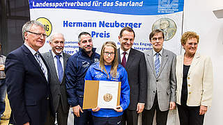 Laudator und Preisträger: Alfons Hörmann (3.v.r.) mit Vertretern des 1. FC Saarbrücken © Bongarts/GettyImages