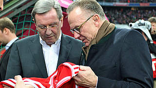 Mit dem Sondertrikot: Vizepräsident Hopfner (.) und Karl-Heinz Rummenigge © Bongarts/GettyImages