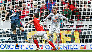 scores his team's first goal against Mainz: Bastian Schweinsteiger © Bongarts/GettyImages