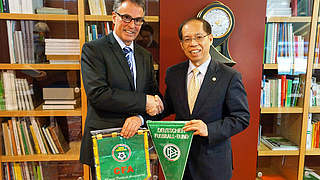 Starke Partner: die Generalsekretäre Helmut Sandrock und Zhang Jian © DFB