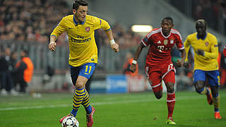 Trotz Muskelverletzung eine Halbzeit lang gegen Alaba (M.) und Bayern gespielt: Özil © imago