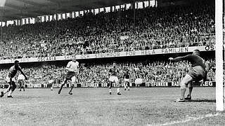 The 1958 World Cup Final: Pelé makes it 3-1  © imago