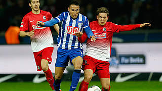 Im Duell: Herthas Änis Ben-Hatira (l.) und Oliver Sorg © Bongarts/GettyImages