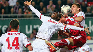 Jumps for a header with Anthony Ujah (front):  Willi Orban (C) from Kaiserslautern © Bongarts/GettyImages