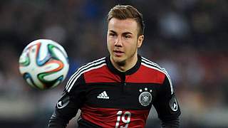 Anziehungskraft: Mario Götze und der Ball © imago