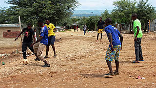 Freie Entfaltung durch den Fußball: Mädchen und Jugendliche kicken in Namibia © DFB