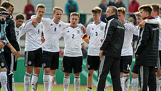 Mannschaftskreis: DFB-Trainer Stefan Böger (v.) versammelt seine Spieler © Bongarts/GettyImages