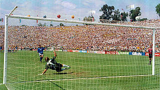 "The Final Kick": Baggio (h.) verschießt im WM-Finale 1994 den entscheidenden Elfer © imago