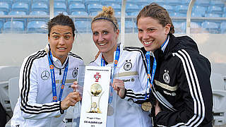 Gruppenbild mit Marozsan: Mittag und Krahn (v.l.) feiern den Sieg beim Algarve Cup 2014 © imago