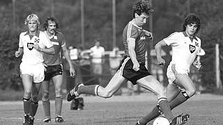 1980 mit Hannover 96 gegen den Hamburger SV: Dieter Schatzschneider (2.v.r.) zieht ab © imago