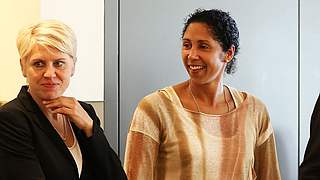 Sprechen über die positive Entwicklung im Frauenfußball: Fitschen und Jones (r.) © Bongarts/GettyImages