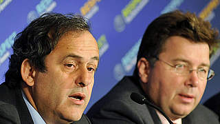 Der Macher im Hintergrund: Kallen (r.) und UEFA-Präsident Michel Platini © AFP