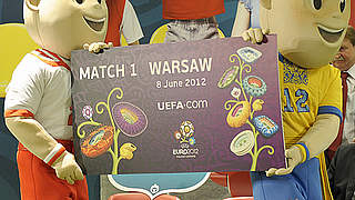 Die EURO-Maskottchen Slavek und Slavko mit einem der begehrten Tickets © Bongarts/GettyImages