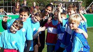 Steffi Jones eröffnete ein Mini-Spielfeld in Hamburg © DFB