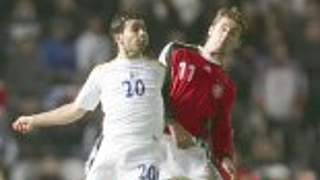 Miroslav Klose (r.) im Kopfballduell<br>mit Konstantinos Makridis © Bongarts/Getty-Images