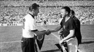 Fritz Walter und Ferenc Puskas<br>vor dem WM-Finale 1954 © Bongarts/Getty Images