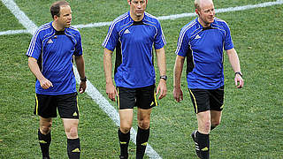 Hoch angesehen: FIFA-Referee Stark mit seinen Assistenten Pickel (l.) und Salver (r.) © Bongarts/GettyImages