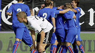 Disappointment: Lars Bender and celebrating Icelanders © Bongarts/GettyImages