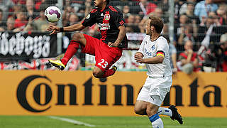 Souverän weiter: Leverkusens Arturo Vidal (l.) gegen Sebastian Reich © Bongarts/GettyImages