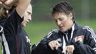 "Für uns hat sich die Situation ein wenig verändert": Bayer-Coach Doreen Meier (r.) © Bongarts/GettyImages