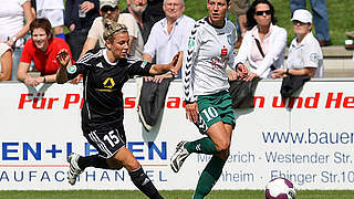 Duell: Svenja Huth von Frankfurt (l.) gegen Duisburgs Linda Bresonik © Bongarts/Getty Images