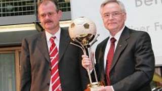Horst R. Schmidt (r.) bekam den <br> Goldenen Fußball des BFV © Bongarts/Getty-Images