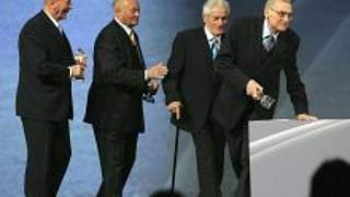 Ehrenpreise für Horst Eckel, Jenö Buzansky,<br> Ottmar Walter und Gyula Grosics (von links) © Bongarts/Getty Images