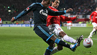 Tough duel: Schalke's striker Jefferson Farfan (l.) and Sami Allagui © Bongarts/GettyImages