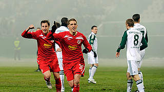 Doppelpack in Wolfsburg: Cottbus-Stürmer Nils Petersen (M.) © Bongarts/GettyImages