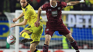 Umkämpft: Subotic (l.) stoppt Lakic © Bongarts/GettyImages