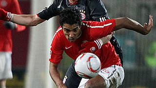 Entwischt: Allagui (v.) ist schneller als Schweinsteiger © Bongarts/GettyImages