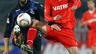 Derby pur: Kruse (r.) gegen Duisburgs Maierhofer © Bongarts/Getty Images