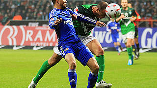 Umkämpft: Bremens Mikael Silvestre (r.) gegen Sidney Sam © Bongarts/GettyImages
