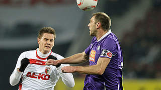 Sieg im Top-Spiel: Augsburgs Torsten Oehrl (l.) gegen Aues Tomasz Kos © Bongarts/GettyImages