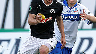 Schritt zu spät: Rostocks Tom Trybull (r.) gegen Danny Blum © Bongarts/GettyImages