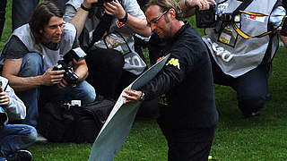 Mit Schale: Meistertrainer Jürgen Klopp vor den Journalisten © Bongarts/GettyImages