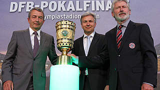 "Eine Träne im Knopfloch": Breitner mit Wowereit und Niersbach (v.r.n.l.) © Bongarts/GettyImages