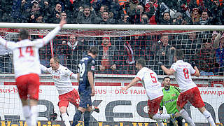 Dreht nach dem 1:0 jubelnd ab: Kölns Torschütze Kevin McKenna (2.v.l.) © Bongarts/GettyImages