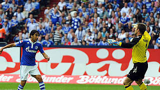 Ein Weltstar im Pott: Raul (l.) trifft für S04 © Bongarts/GettyImages