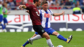 Intensives Spiel: Hannovers Christian Schulz (l.) gegen Tunay Torun © Bongarts/GettyImages