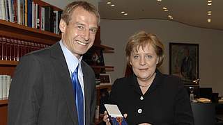 Ex-Bundestrainer Jürgen Klinsmann <br>und Bundeskanzlerin Angela Merkel © Foto: Bongarts/GettyImages