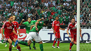Eingenickt: Claudio Pizarro (M.) trifft zum 1:0 für Bremen © Bongarts/GettyImages