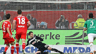 Second goal: Langeneke (l.) scores from the spot © Bongarts/GettyImages