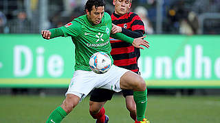 Seine zwei Tore reichten nicht: Pizarro (l.) gegen Sorg vom SCF © Bongarts/GettyImages