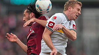 Late decision in Nürnberg: Dominic Maroh (l.) against Gladbach player Mike Hanke © Bongarts/GettyImages