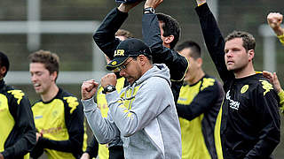 Wichtiger Dreier im Abstiegskampf: Der BVB um Trainer David Wagner (M.) jubelt © Bongarts/GettyImages