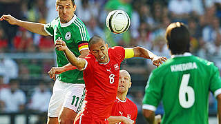 Kein Durchkommen: Klose (l.) gegen Inler © Bongarts/GettyImages